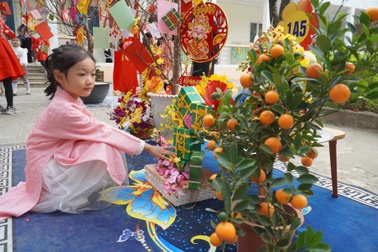 Học sinh trải nghiệm đi chợ Tết quê