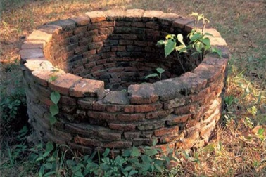 Bé gái 18 ngày tuổi bị ném xuống giếng sâu