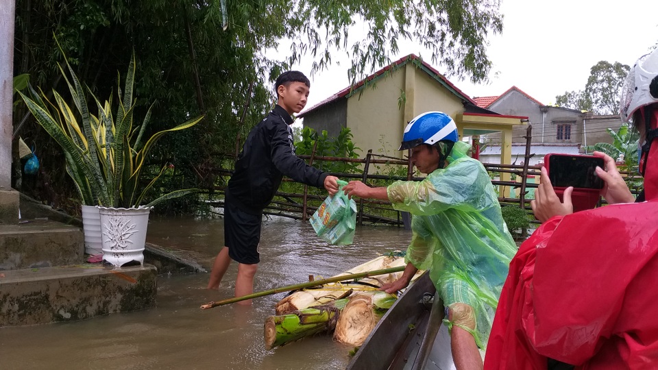 Đà Nẵng: Nhiều nơi vẫn ngập nặng, đã di dời hơn 2.500 người dân - 16 Đà Nẵng: Nhiều nơi vẫn ngập nặng, đã di dời hơn 2.500 người dân - 16