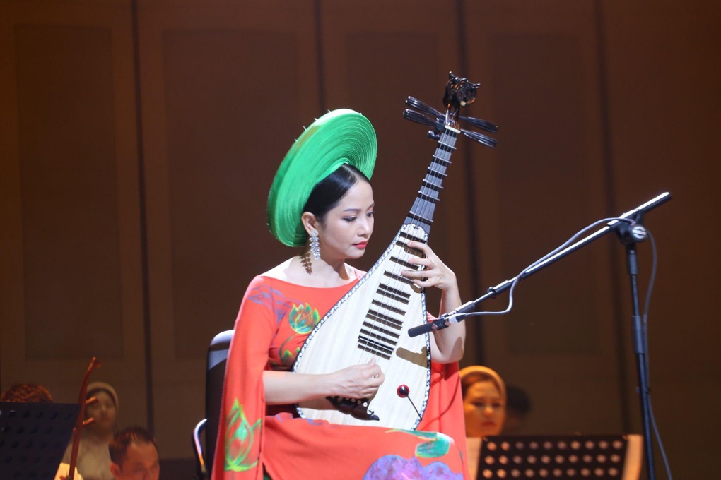 Anh Thơ hát Một thoáng Tây hồ tôn vinh Ngày âm nhạc Việt Nam - 5 Anh Thơ hát Một thoáng Tây hồ tôn vinh Ngày âm nhạc Việt Nam - 5