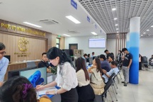 Bộ Chính trị yêu cầu báo cáo tình trạng thừa, thiếu cán bộ tại xã, phường