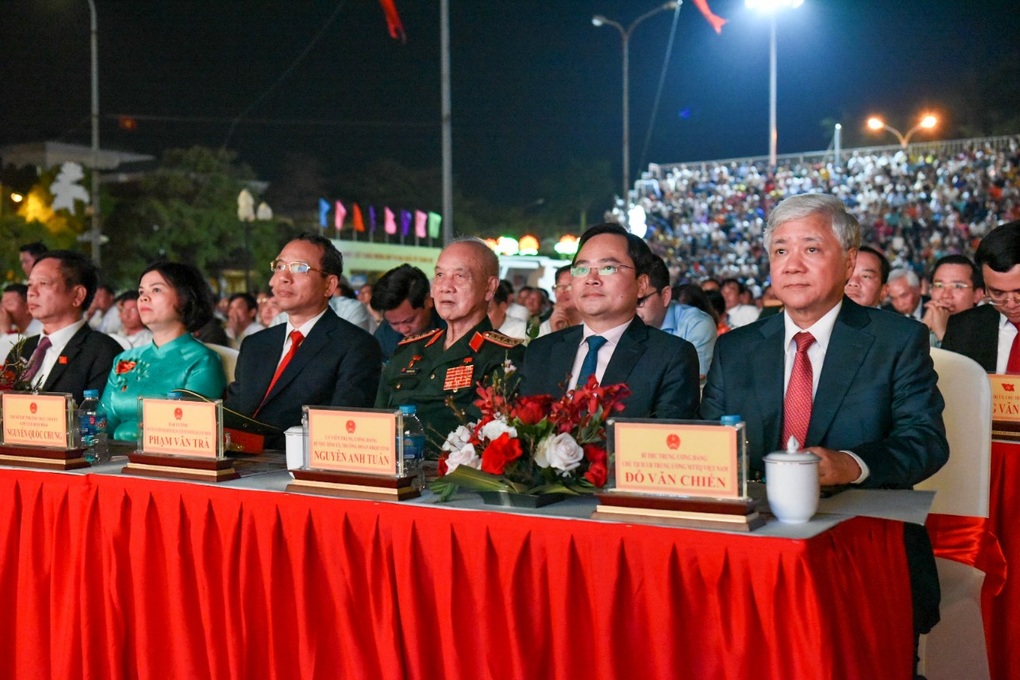 Lễ công bố Nghị quyết thành lập thị xã Quế Võ - 2 Lễ công bố Nghị quyết thành lập thị xã Quế Võ - 2