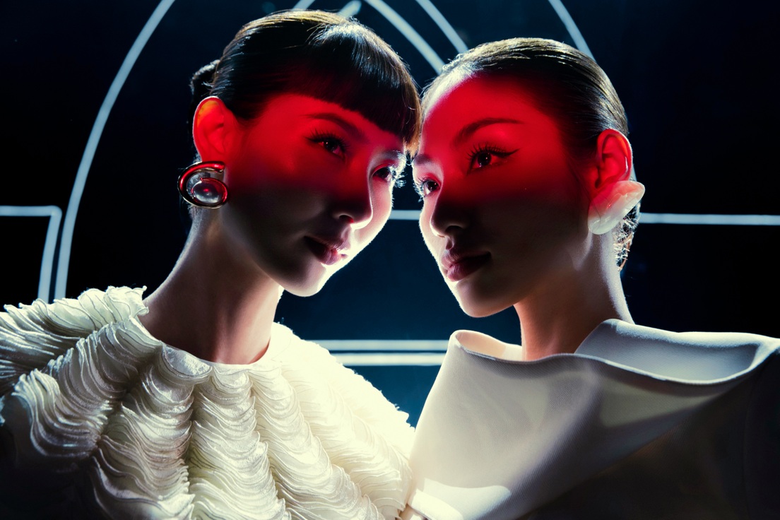 Thanh Hằng diện đầm cúp ngực, làm vedette show thời trang