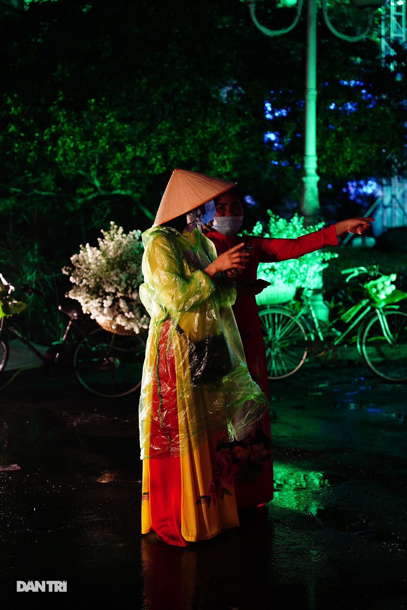 Khác lạ hình ảnh phố đi bộ, chợ Bến Thành, Thủ Thiêm… trên tà áo dài - 3