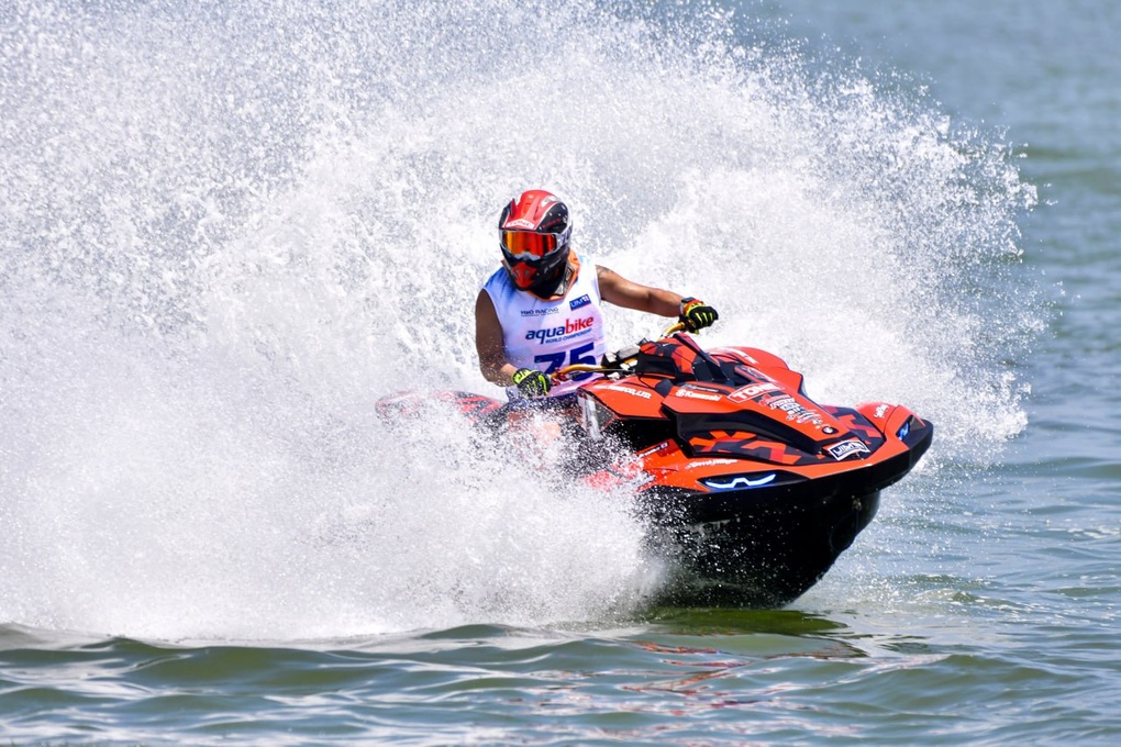 Màn rượt đuổi nghẹt thở của các tay đua mô tô nước hàng đầu thế giới - 3 Màn rượt đuổi nghẹt thở của các tay đua mô tô nước hàng đầu thế giới - 3