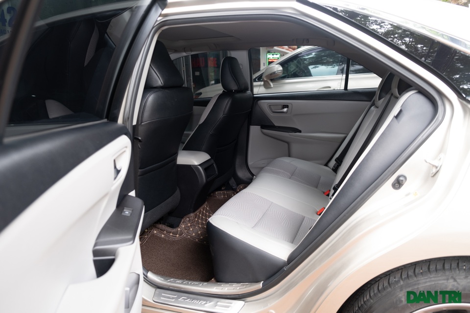 Toyota Camry nhập Mỹ 5 năm tuổi vẫn có giá ngang Camry 2.5Q đập hộp - 9 Toyota Camry nhập Mỹ 5 năm tuổi vẫn có giá ngang Camry 2.5Q đập hộp - 9
