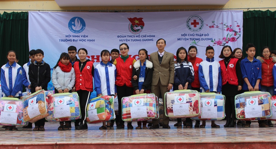 Nghệ An: Mang đông ấm đến với người dân ở vùng cao Tương Dương - 2 Nghệ An: Mang đông ấm đến với người dân ở vùng cao Tương Dương - 2