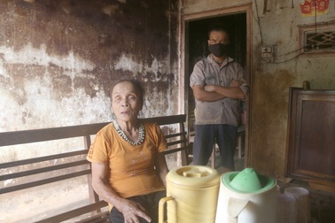 Di chứng chiến tranh đè nặng người mẹ bất hạnh và đứa con ngờ nghệch