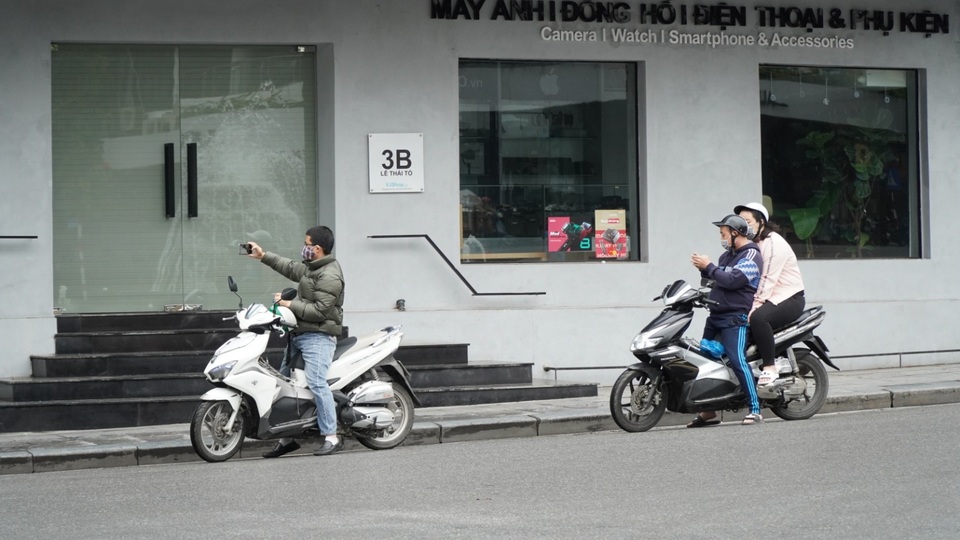 Hà Nội khác lạ trong những ngày xử phạt người vi phạm lệnh hạn chế ra đường - 3 Hà Nội khác lạ trong những ngày xử phạt người vi phạm lệnh hạn chế ra đường - 3
