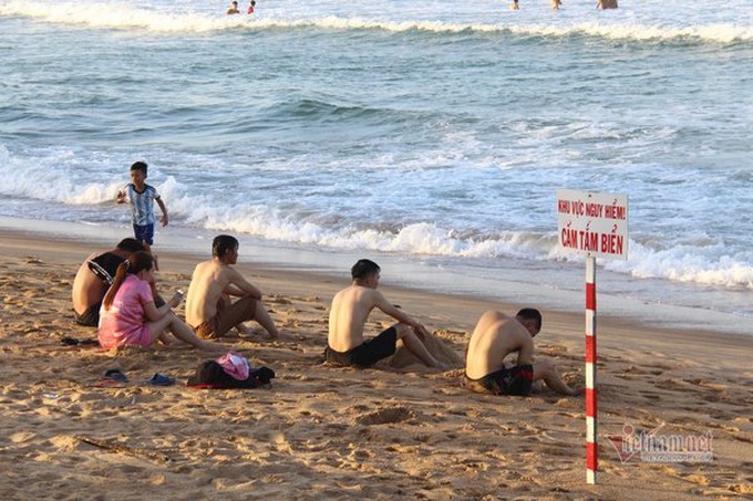 Ngỡ biển Phú Yên vắng, cả ngàn người đổ về kín bãi tắm dịp nghỉ lễ - Ảnh 7.