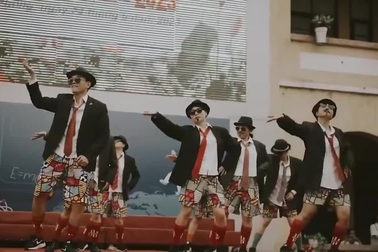 Clip thầy cô nhảy "cực sung" trong lễ bế giảng