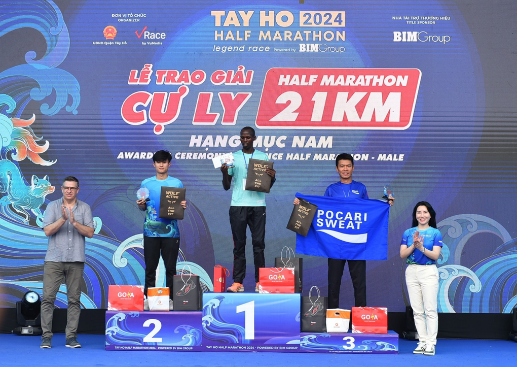 Pocari Sweat Việt Nam tiếp sức 10.000 người chinh phục Tay Ho Half Marathon 2024 - 4 Pocari Sweat Việt Nam tiếp sức 10.000 người chinh phục Tay Ho Half Marathon 2024 - 4