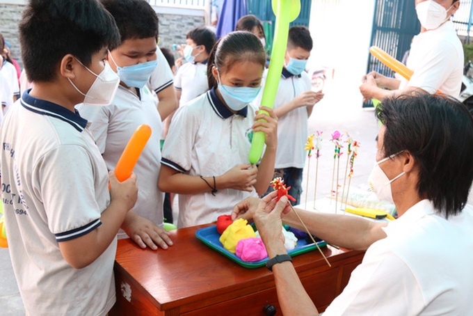 Các em nhỏ còn được tham gia những sân chơi do chương trình mang đến.