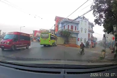 Phẫn nộ mà vượt ẩu xem thường tính mạng người đi đường của tài xế xe khách