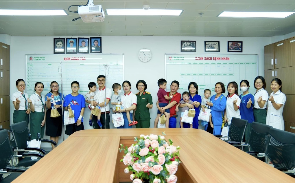 ISOPharma tặng quà cho bệnh nhân tại Bệnh viện Trung ương Quân đội 108 - 3