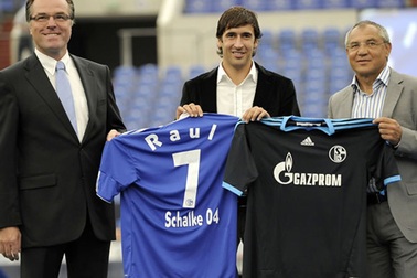Raul ra mắt chiếc áo số 7 tại Schalke 04