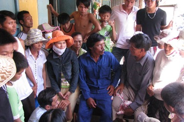 Làng chài vỡ òa hạnh phúc đón 10 ngư dân trở về từ “cõi chết”