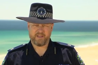 Giật mình tìm thấy khúc xương người ở bãi biển khỏa thân