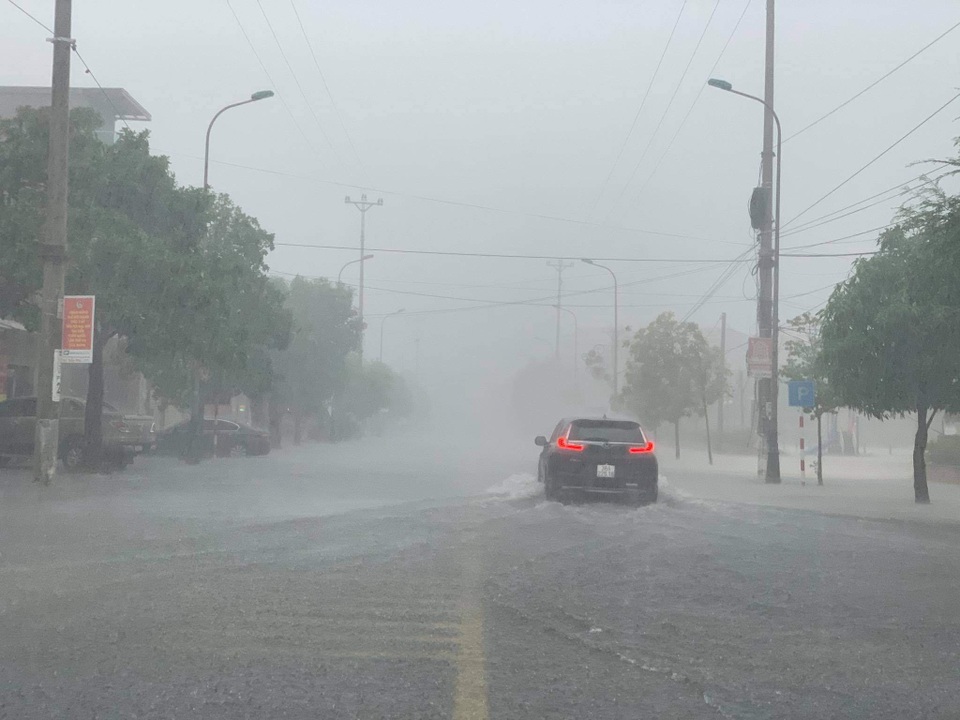 Hà Tĩnh mưa trắng trời, nhiều tuyến đường chìm trong biển nước - 3 Hà Tĩnh mưa trắng trời, nhiều tuyến đường chìm trong biển nước - 3