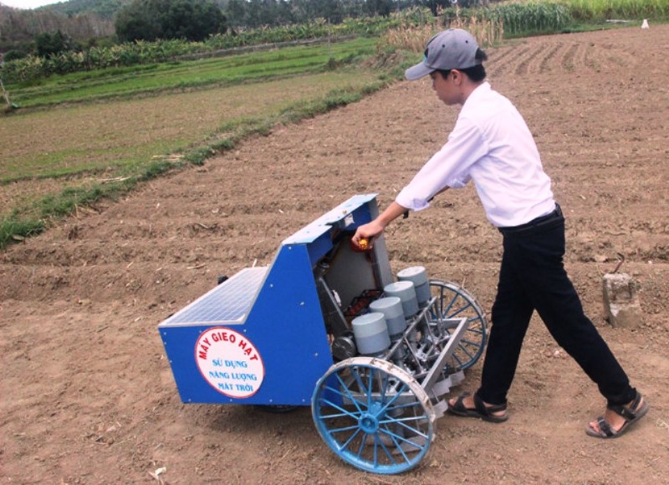 Bình Định: “Máy gieo hạt bằng năng lượng mặt trời” của học sinh lớp 9 - 2 Bình Định: “Máy gieo hạt bằng năng lượng mặt trời” của học sinh lớp 9 - 2