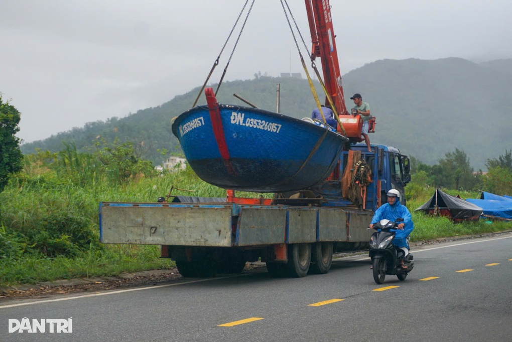 Diễn biến mưa gió tại miền Trung trước giờ bão Kalmaegi đổ bộ - 1 Diễn biến mưa gió tại miền Trung trước giờ bão Kalmaegi đổ bộ - 1