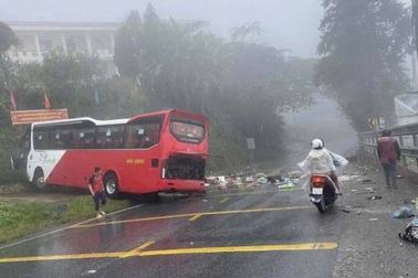 Ô tô chở 36 hành khách mất phanh, 3 người bị thương