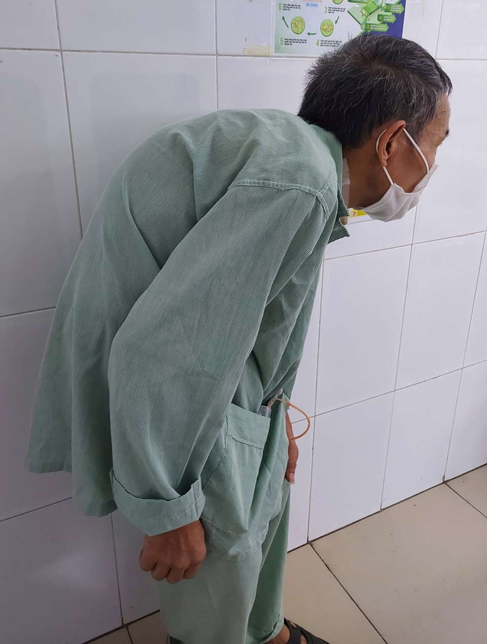 Mổ cắt u trong tư thế “nửa nằm nửa ngồi” cho người đàn ông chỉ nặng 36kg - 1 Mổ cắt u trong tư thế “nửa nằm nửa ngồi” cho người đàn ông chỉ nặng 36kg - 1