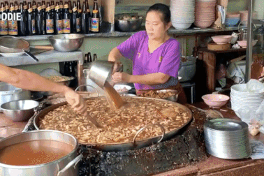 Quán mì bò có nồi nước hầm suốt 50 năm không hề đổ, khách Việt ăn vì tò mò