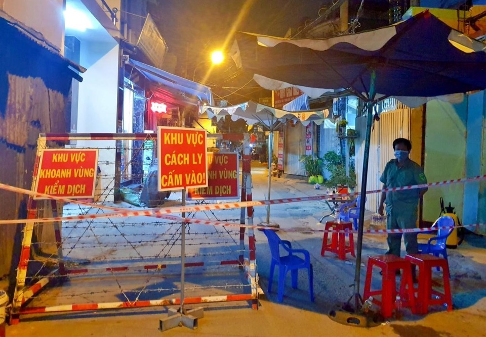 TPHCM: 229 hộ dân hẻm chợ bị phong tỏa sau ca nghi nhiễm SARS-CoV-2 - 3 TPHCM: 229 hộ dân hẻm chợ bị phong tỏa sau ca nghi nhiễm SARS-CoV-2 - 3