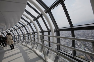 Nín thở nhìn từ đỉnh tháp truyền hình cao nhất thế giới ở Tokyo