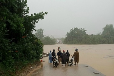 Qua suối khi mưa lũ, một phụ nữ bị nước cuốn mất tích