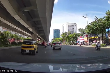 Ô tô chạy cắt qua 5 làn đường, người đi xe máy phanh chao đảo