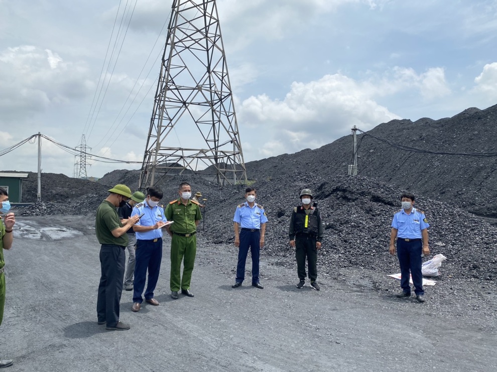 Đột kích hàng chục bãi than, phát hiện số lượng khủng bất minh về xuất xứ - 2 Đột kích hàng chục bãi than, phát hiện số lượng khủng bất minh về xuất xứ - 2