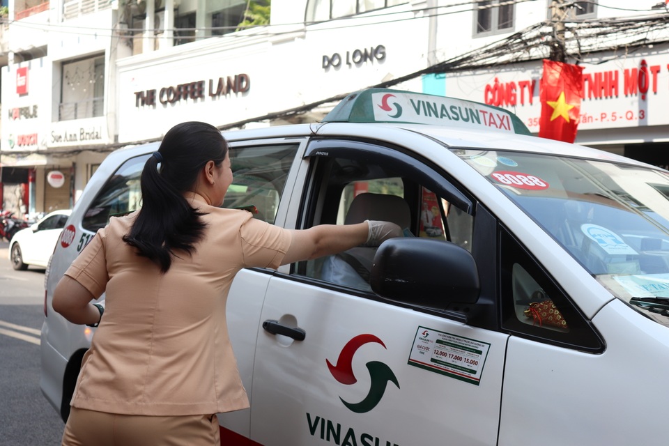CSGT TPHCM phát khẩu trang miễn phí cho người dân phòng bệnh Corona - 14 CSGT TPHCM phát khẩu trang miễn phí cho người dân phòng bệnh Corona - 14