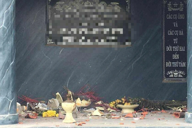 Truy tìm kẻ xấu phá hoại hàng loạt ngôi mộ ở Hà Nội