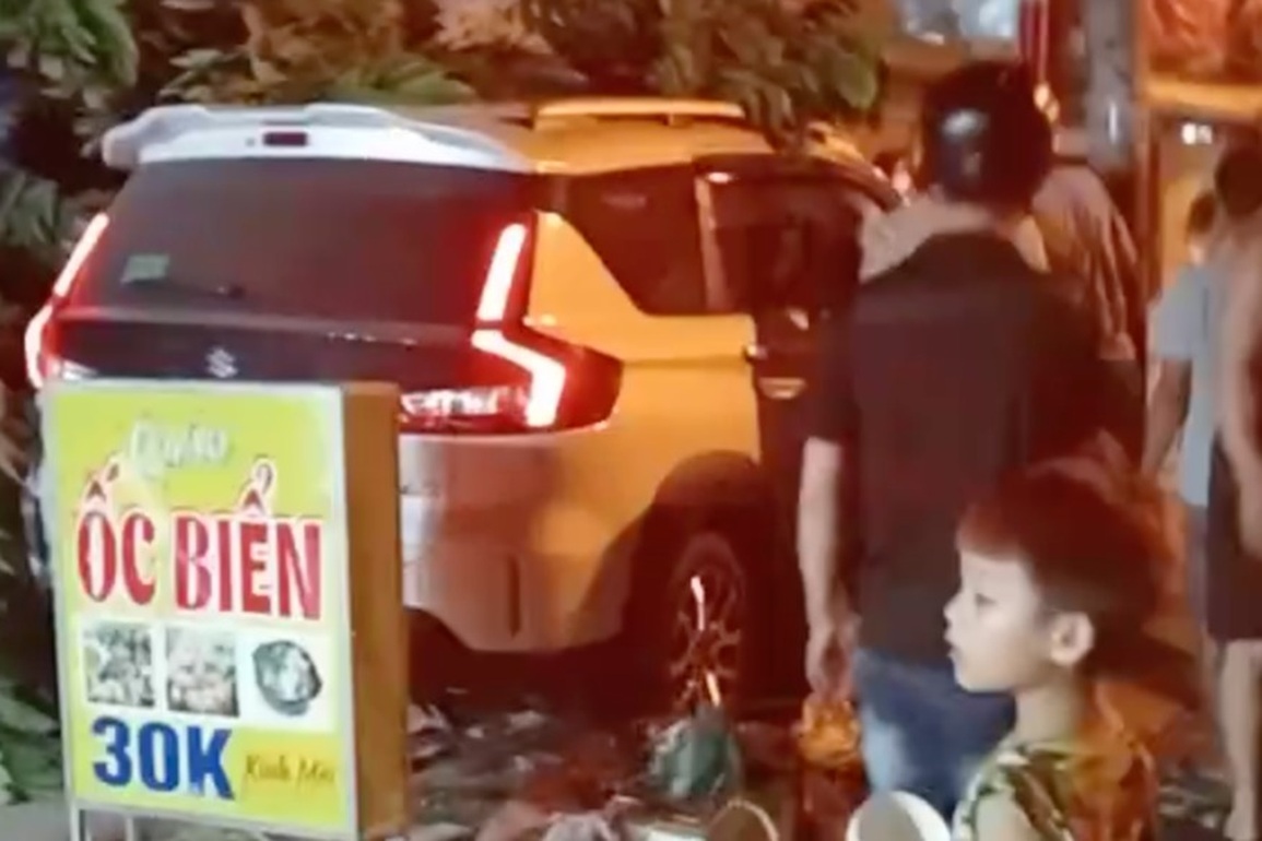 Ô tô càn quét quán ốc vỉa hè, 3 người bị thương - 1 Ô tô càn quét quán ốc vỉa hè, 3 người bị thương - 1