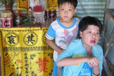 Cha chết, mẹ bệnh tim, chị tật nguyền, bé 7 tuổi đứng trước cảnh đói ăn, thiếu mặc