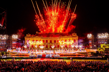 Cung điện triệu đô ở Huế rực sáng trong đêm mưa