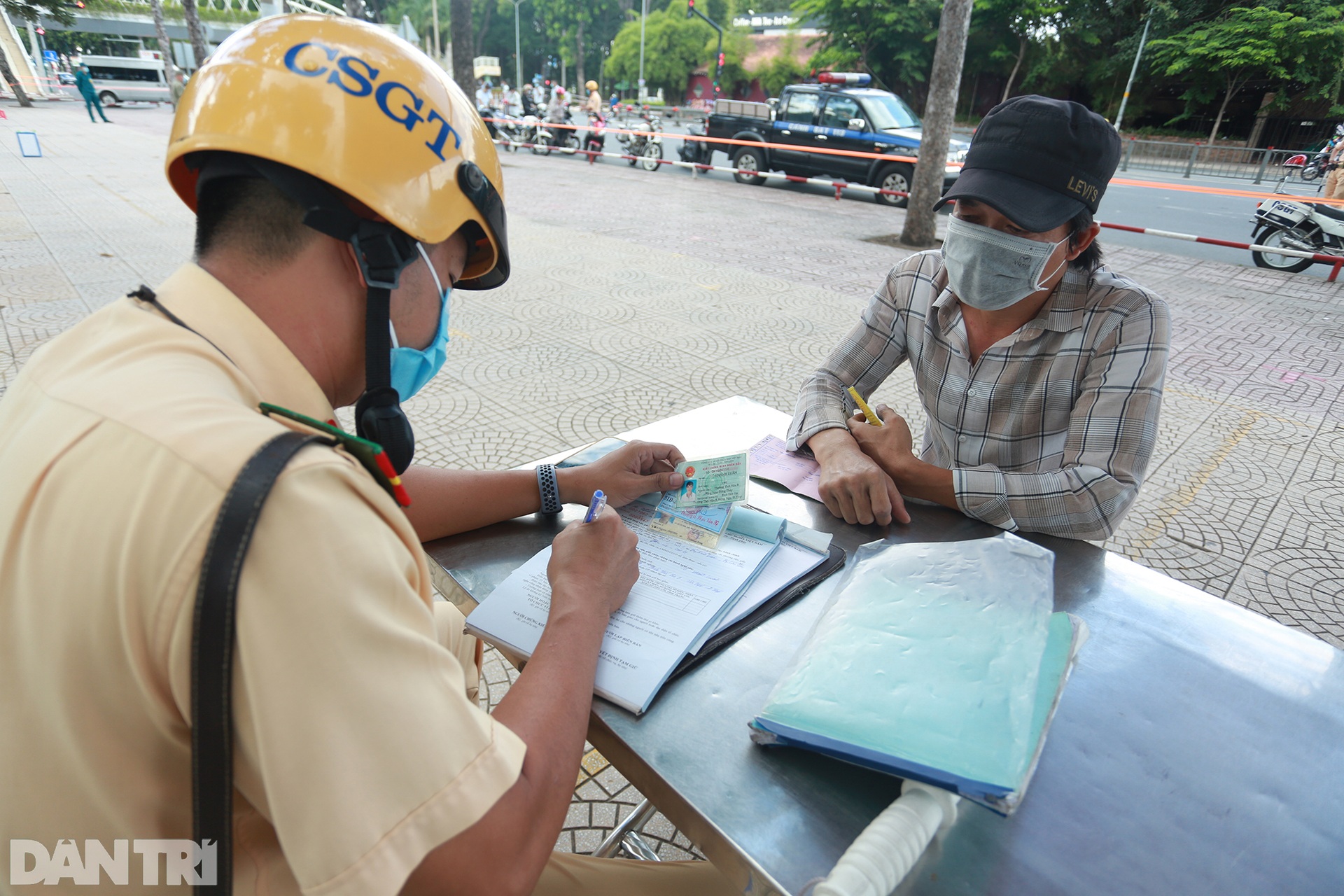 Đạp xe ra đường ở TPHCM với lý do mập mờ không thể xác thực bị phạt 2 triệu - 12 Đạp xe ra đường ở TPHCM với lý do mập mờ không thể xác thực bị phạt 2 triệu - 12