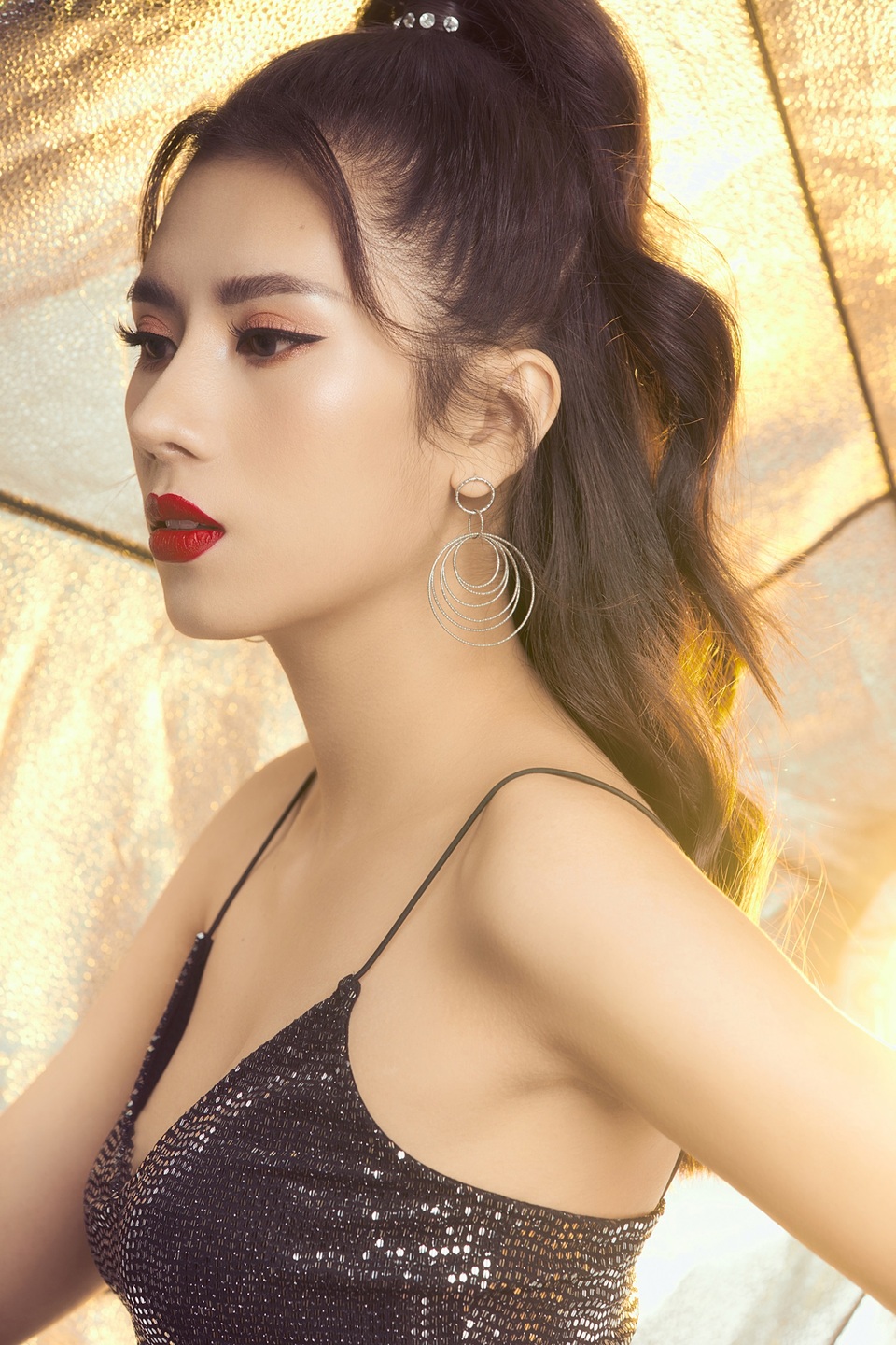 Không còn cổ điển, Dương Yến Nhung quyến rũ trong bộ ảnh mới - 6 Không còn cổ điển, Dương Yến Nhung quyến rũ trong bộ ảnh mới - 6