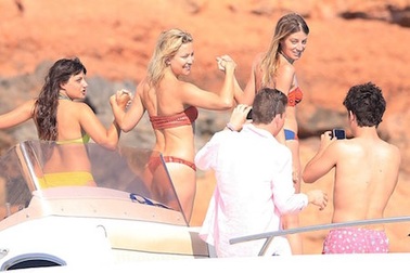 Bà mẹ hai con Kate Hudson tự tin diện bikini khiến fan “bỏng mắt”