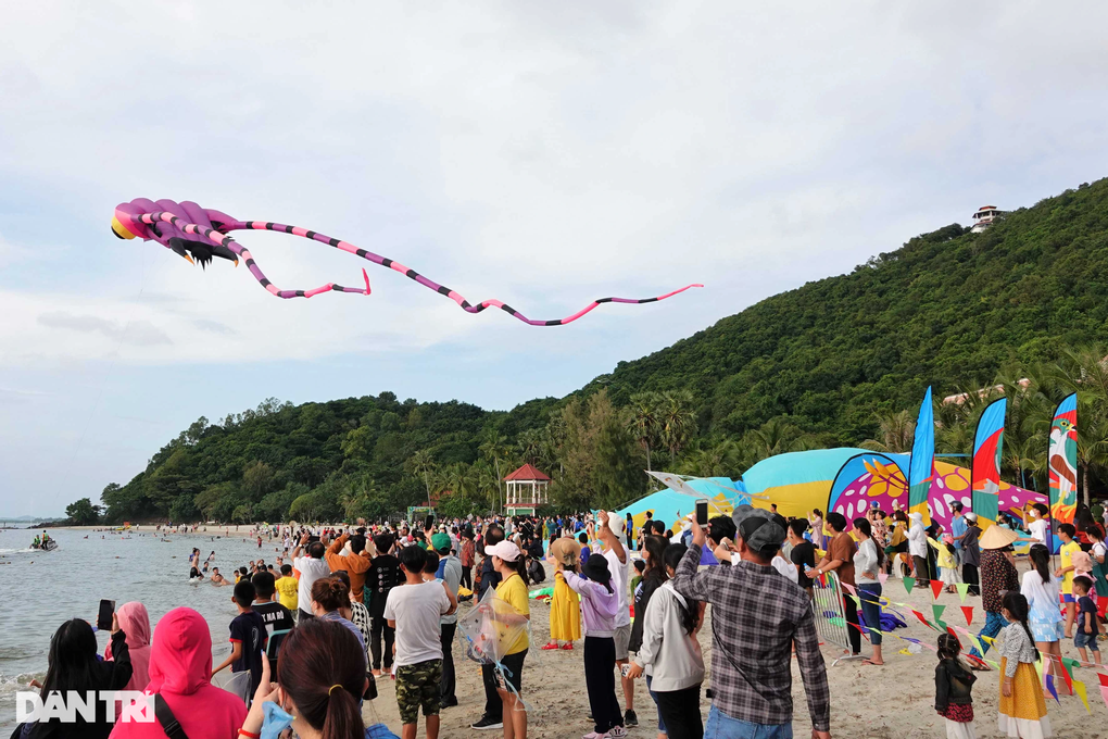 Mục sở thị những con diều khổng lồ bay trên bầu trời biển Hà Tiên - 1 Mục sở thị những con diều khổng lồ bay trên bầu trời biển Hà Tiên - 1