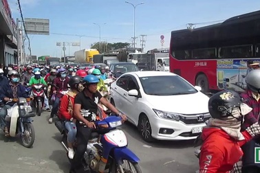 Hiện trường xe khách tông 7 xe máy đang dừng chờ đèn đỏ