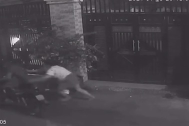 Tên trộm kéo lê cô gái hàng chục mét trên đường