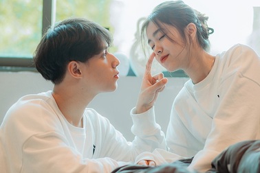 Cặp trai xinh gái đẹp trường Báo khoe ảnh tình yêu ngọt lịm