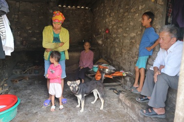 Vợ chồng "chị Dậu thời hiện đại" bất lực nhìn hai đứa con bị bệnh tim, động kinh