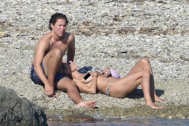 Siêu mẫu 4 con thản nhiên cởi áo bên bồ trẻ