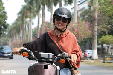 Tú Oanh sành điệu, đi xe máy điện 15 cây số đến quay "Đừng nói khi yêu"