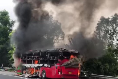 Xe khách cháy ngùn ngụt trên cao tốc Ninh Bình - Hà Nội