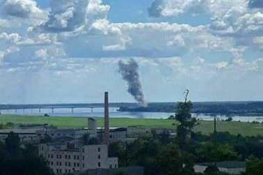 Ukraine dội "mưa" rocket, vô hiệu hóa cây cầu huyết mạch của Nga ở Kherson